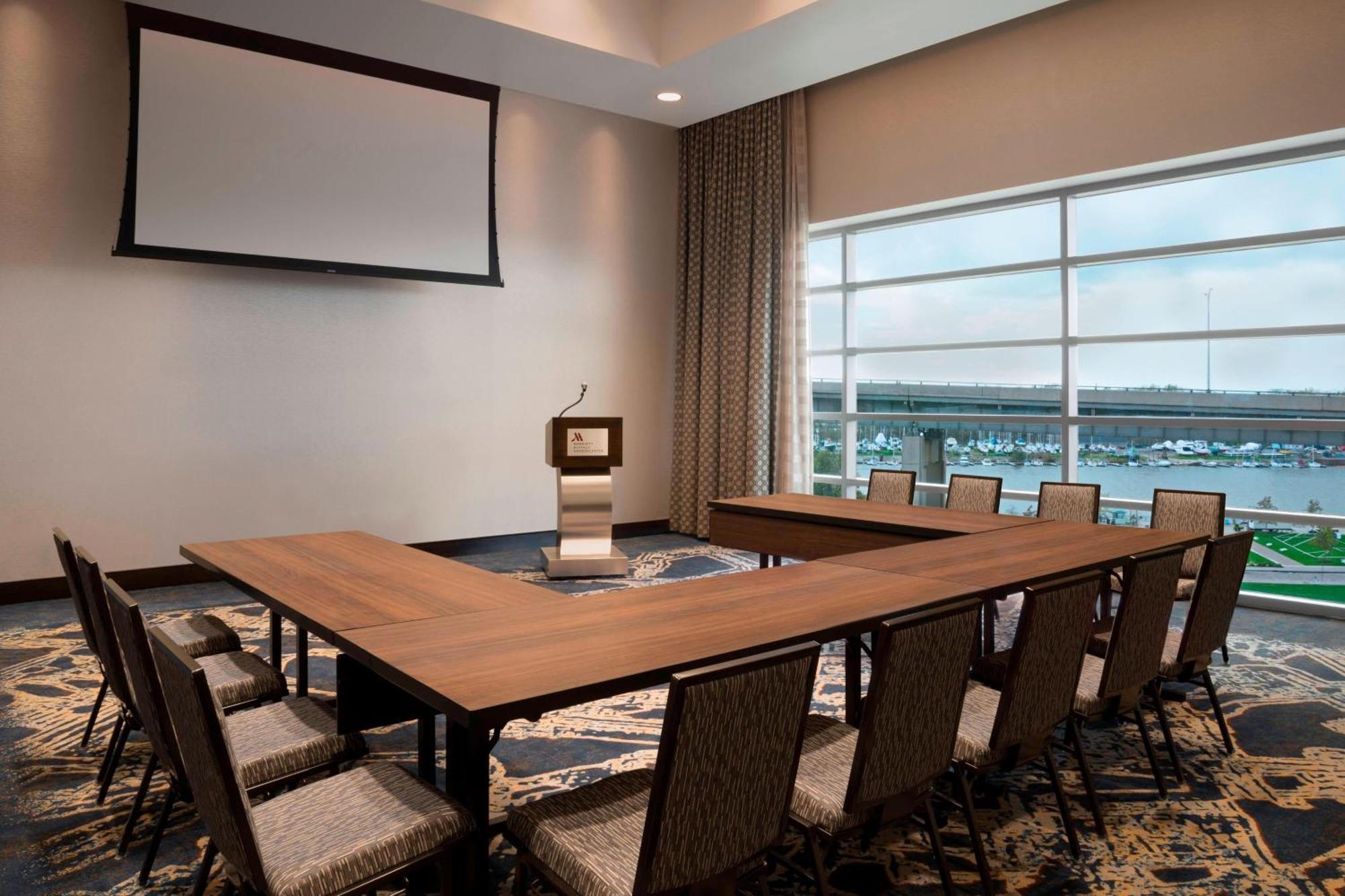 Marriott At Lecom Harborcenter 4*