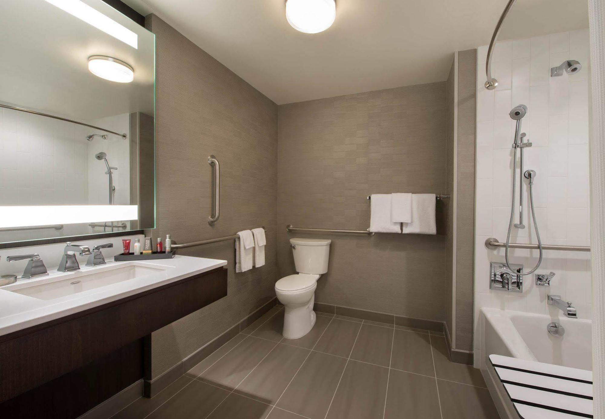 Marriott At Lecom Harborcenter 4*