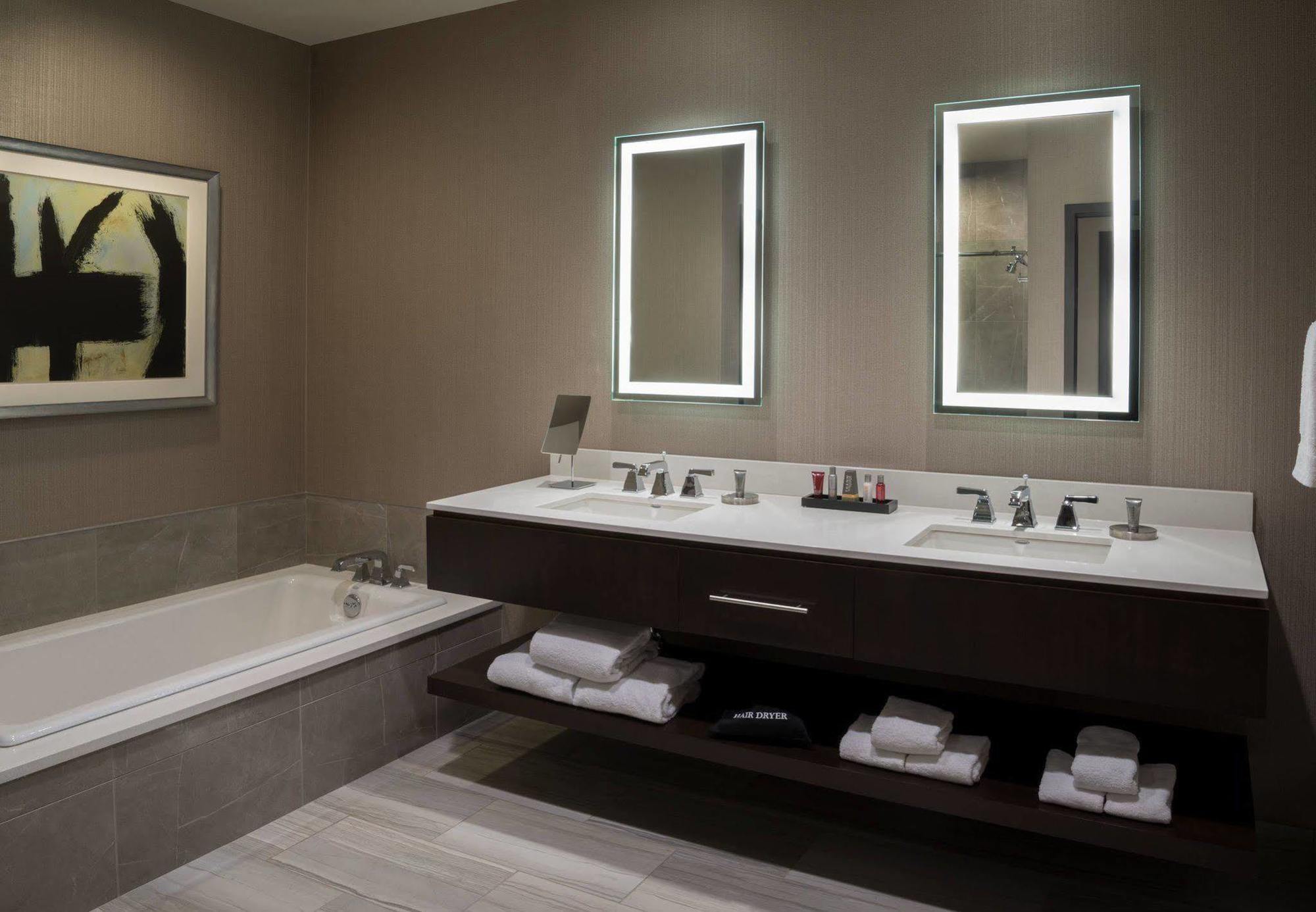 Hotel Marriott At Lecom Harborcenter 4*